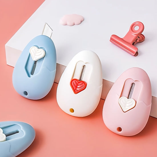 1pc New Portable Cute Cartoon Handheld Personal Portable Household Office Parcel Opening Craft Paper Cutting Knife, Usable in All 4 Seasons, Student Dormitory Journal Cutting Knife, Retractable Protective Design, Heart-Shaped Retractable Button