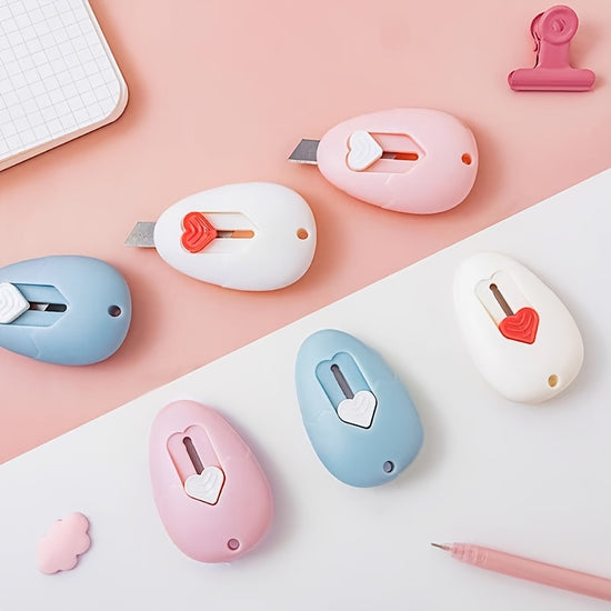 1pc New Portable Cute Cartoon Handheld Personal Portable Household Office Parcel Opening Craft Paper Cutting Knife, Usable in All 4 Seasons, Student Dormitory Journal Cutting Knife, Retractable Protective Design, Heart-Shaped Retractable Button