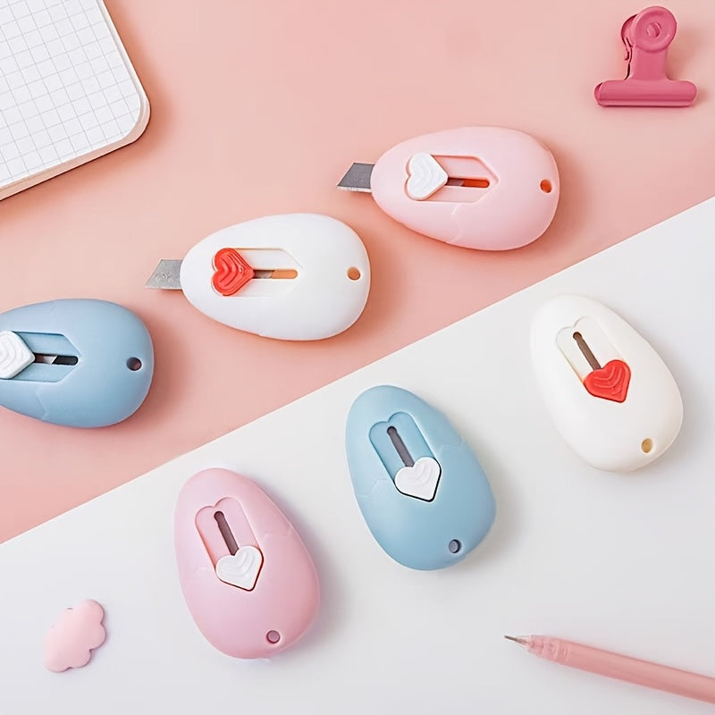 1pc New Portable Cute Cartoon Handheld Personal Portable Household Office Parcel Opening Craft Paper Cutting Knife, Usable in All 4 Seasons, Student Dormitory Journal Cutting Knife, Retractable Protective Design, Heart-Shaped Retractable Button