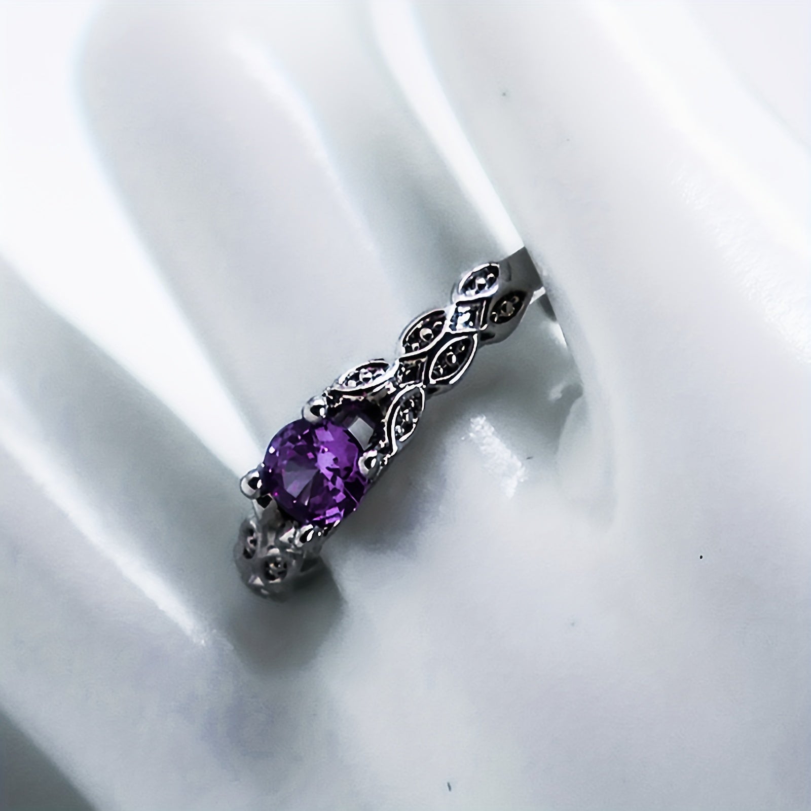 Synthetic Synthetic Zircon​​ Ring, a Easy And Stylish Faux Ring Made in Europe And