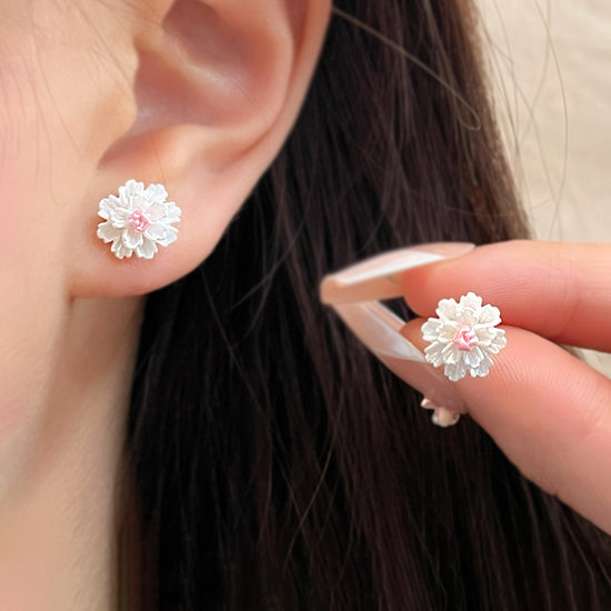 Popular Women'S Earrings, a Pair of Sweet And Stylish White Flower Designs, Unique Additions