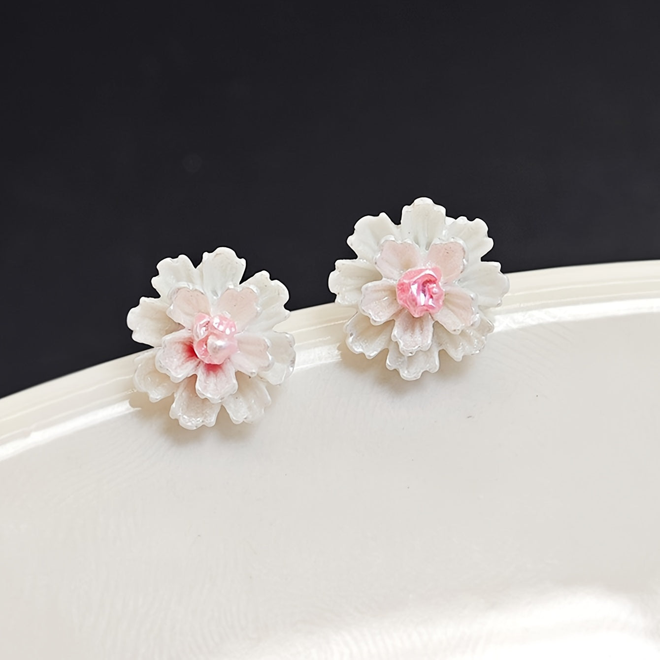 Popular Women'S Earrings, a Pair of Sweet And Stylish White Flower Designs, Unique Additions