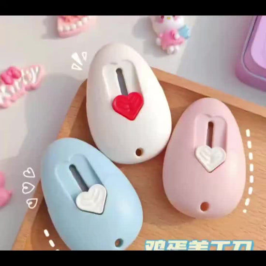 1pc New Portable Cute Cartoon Handheld Personal Portable Household Office Parcel Opening Craft Paper Cutting Knife, Usable in All 4 Seasons, Student Dormitory Journal Cutting Knife, Retractable Protective Design, Heart-Shaped Retractable Button
