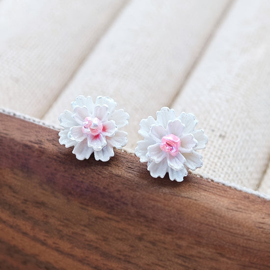 Popular Women'S Earrings, a Pair of Sweet And Stylish White Flower Designs, Unique Additions