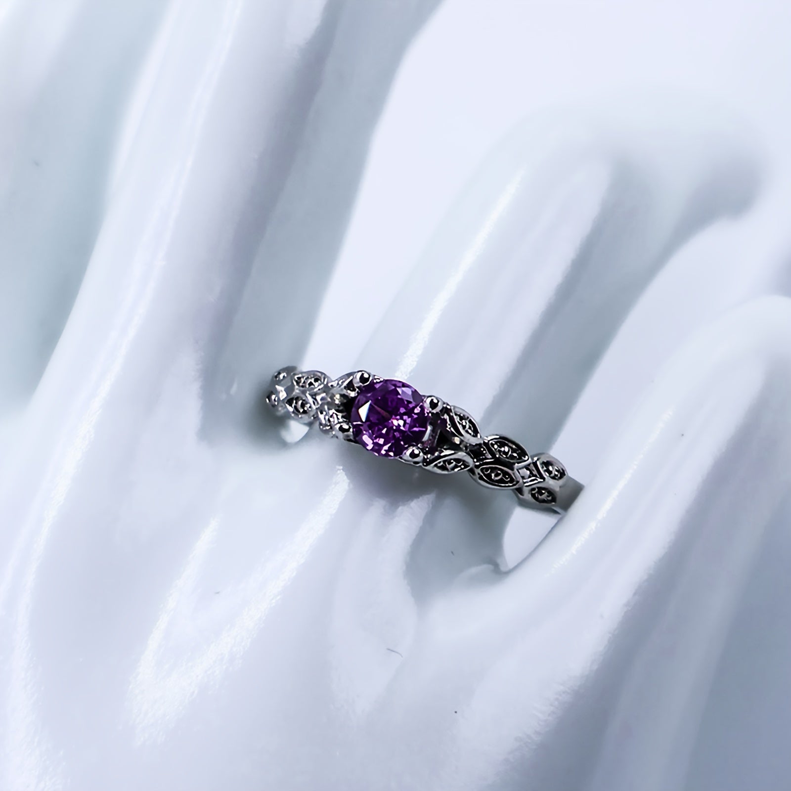 Synthetic Synthetic Zircon​​ Ring, a Easy And Stylish Faux Ring Made in Europe And