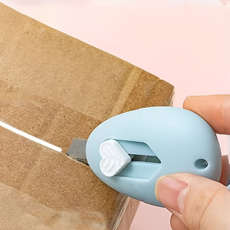 1pc New Portable Cute Cartoon Handheld Personal Portable Household Office Parcel Opening Craft Paper Cutting Knife, Usable in All 4 Seasons, Student Dormitory Journal Cutting Knife, Retractable Protective Design, Heart-Shaped Retractable Button