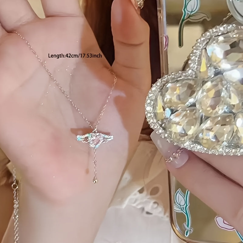 A cute Cupid heart wing pendant necklace collarbone chain, a light luxury necklace jewelry for Women's fashionable daily wear