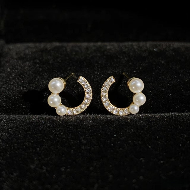 A Pair of Korean-style C-shaped Stud Earrings, Versatile for Commuting, Simple and Elegant Ear Accessories for Women