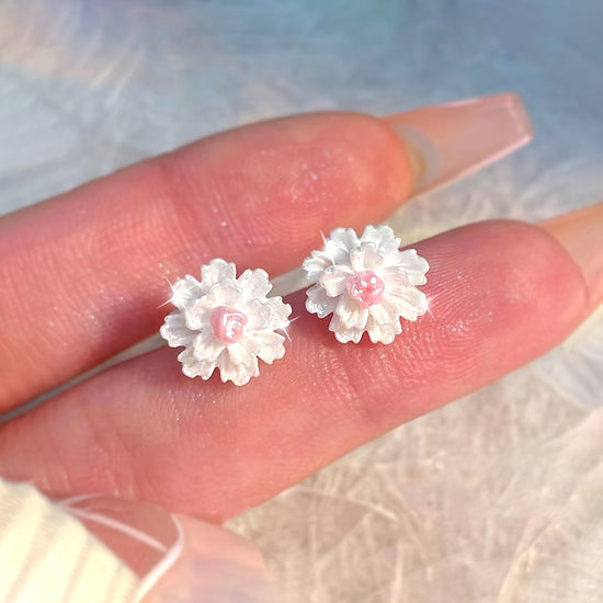 Popular Women'S Earrings, a Pair of Sweet And Stylish White Flower Designs, Unique Additions